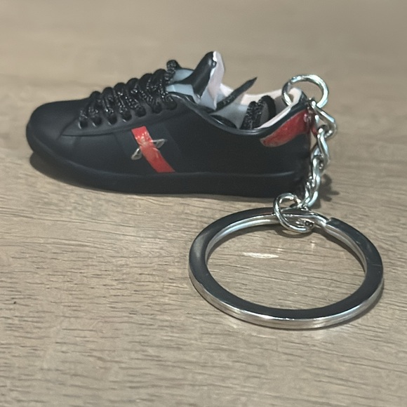 Choose 1 New Gucci signature sneaker keychain - Picture 3 of 6
